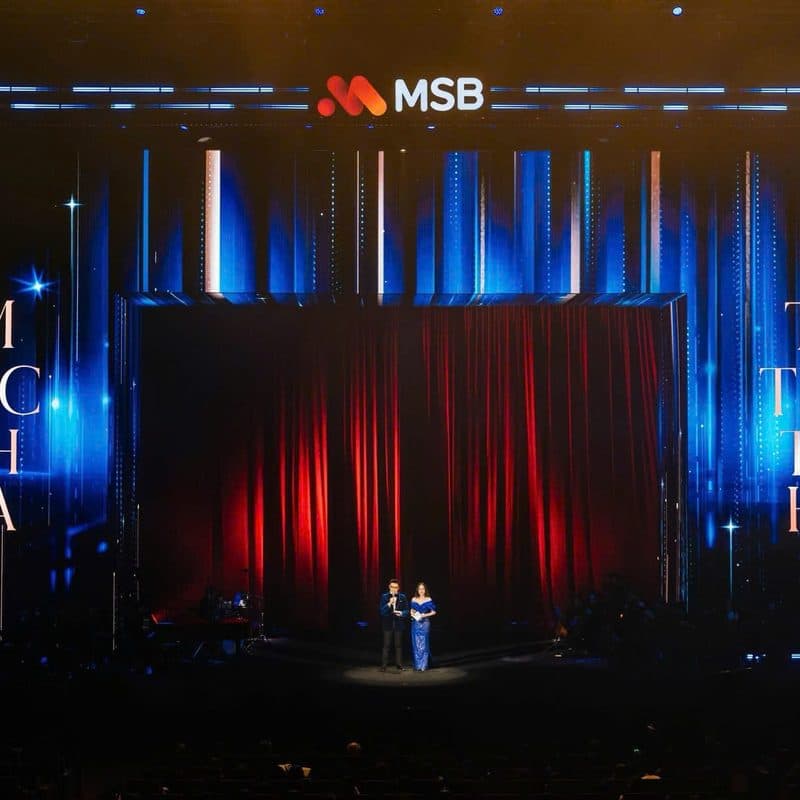 Tam Thuc Tinh Hoa stage with title backdrop